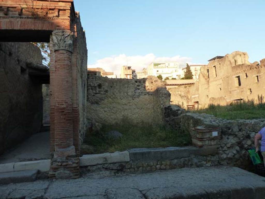 V.34 Herculaneum, on right. September 2015. Looking north across shop.